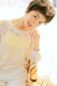 年轻女保险销售员5